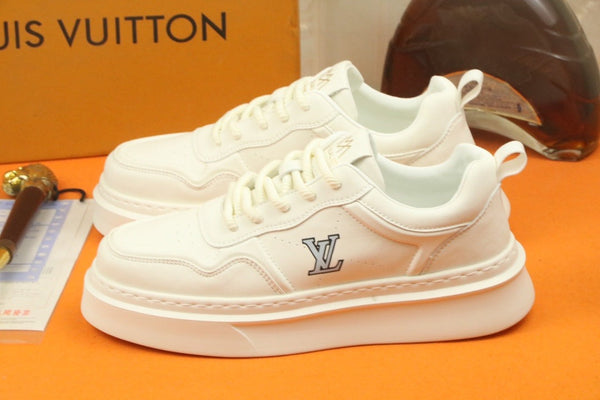 LV TRAINER IN PELLE DI VITELLO BIANCA E LOGO GRIGIO