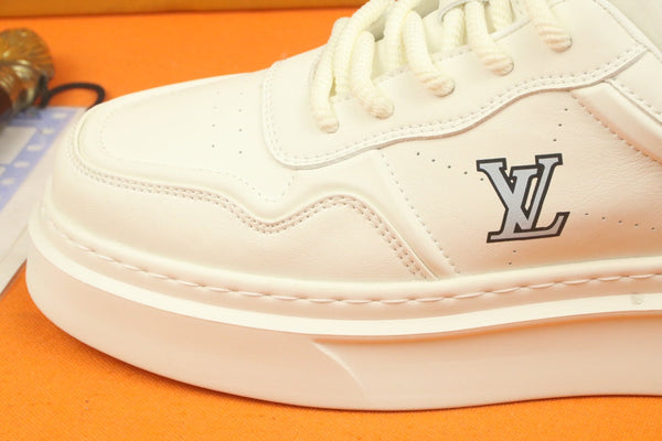 LV TRAINER IN PELLE DI VITELLO BIANCA E LOGO GRIGIO