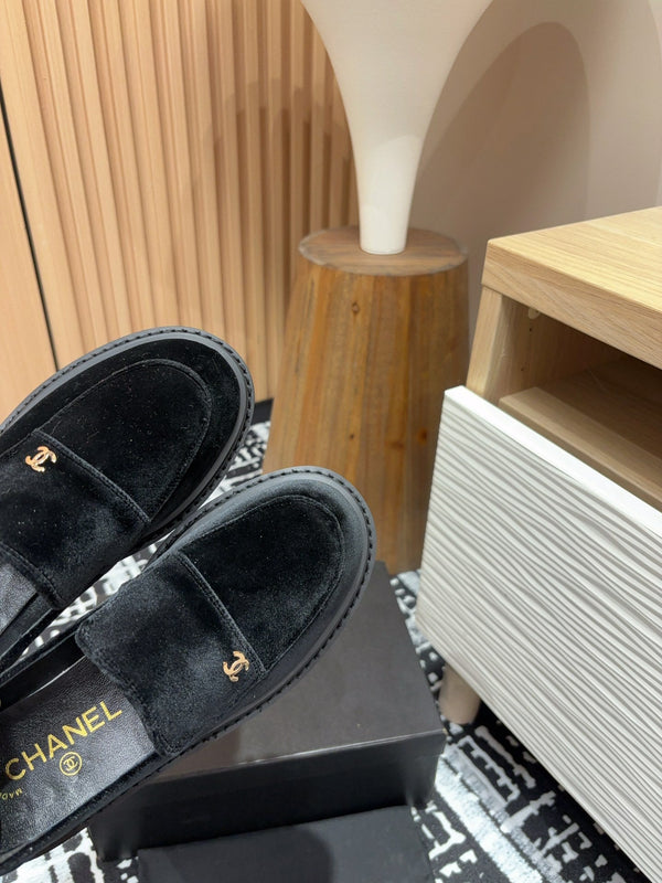 CC LOAFER THICK-SOLED IN BLACK VELVET
