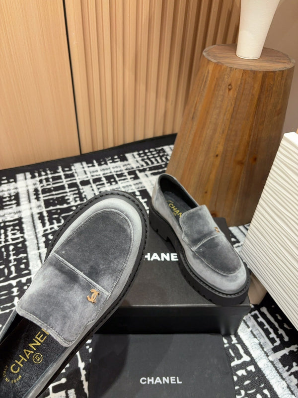 CC LOAFER CON SUOLA SPESSA IN VELLUTO GRIGIO TORTORA