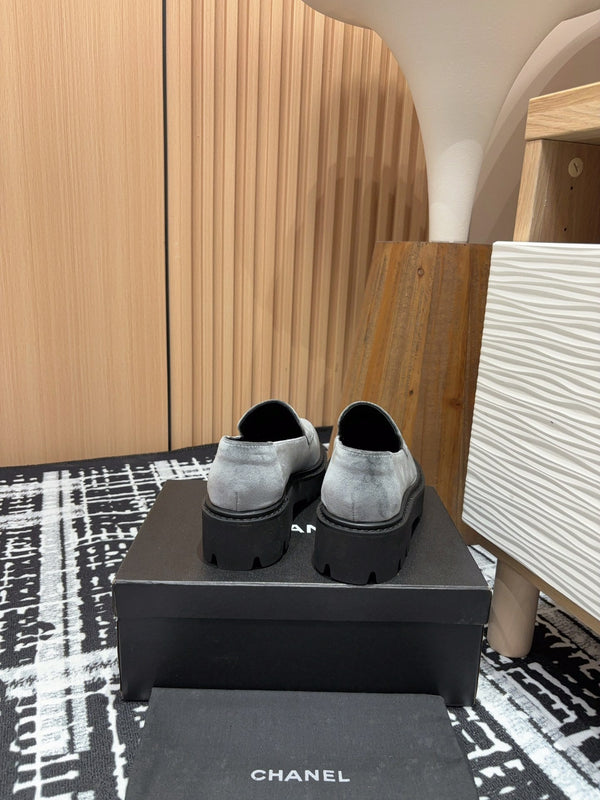 CC LOAFER CON SUOLA SPESSA IN VELLUTO GRIGIO TORTORA