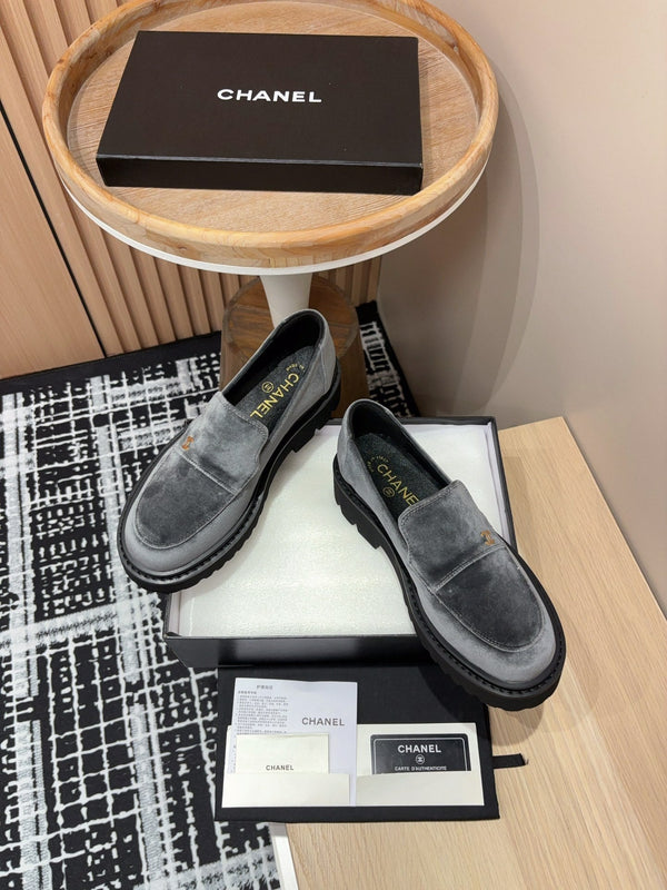 CC LOAFER CON SUOLA SPESSA IN VELLUTO GRIGIO TORTORA