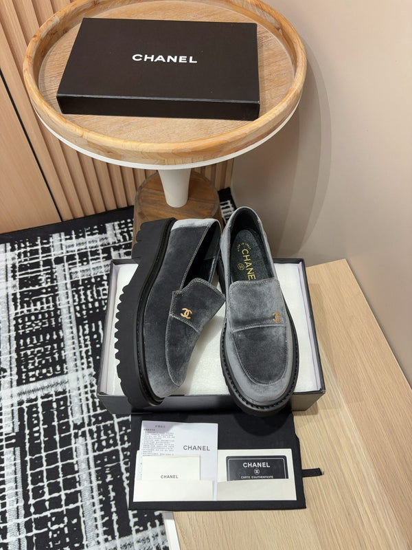 CC LOAFER CON SUOLA SPESSA IN VELLUTO GRIGIO TORTORA