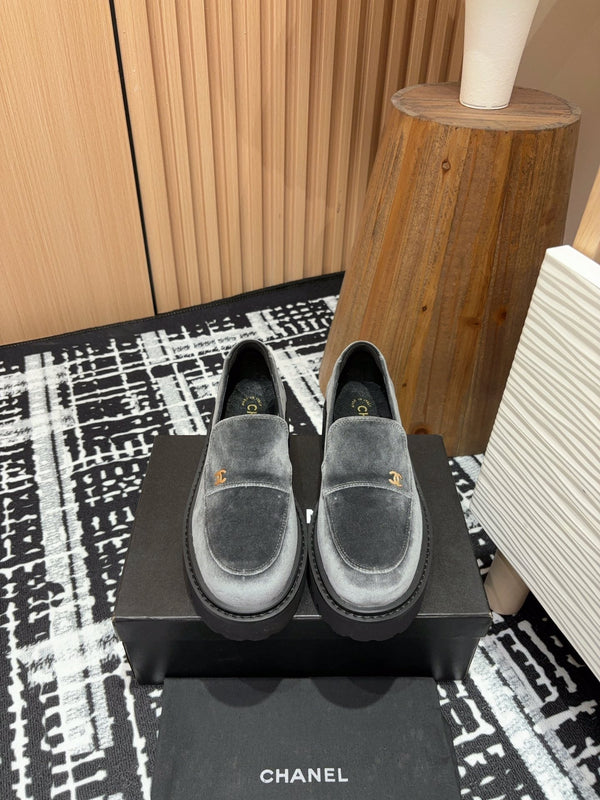 CC LOAFER CON SUOLA SPESSA IN VELLUTO GRIGIO TORTORA