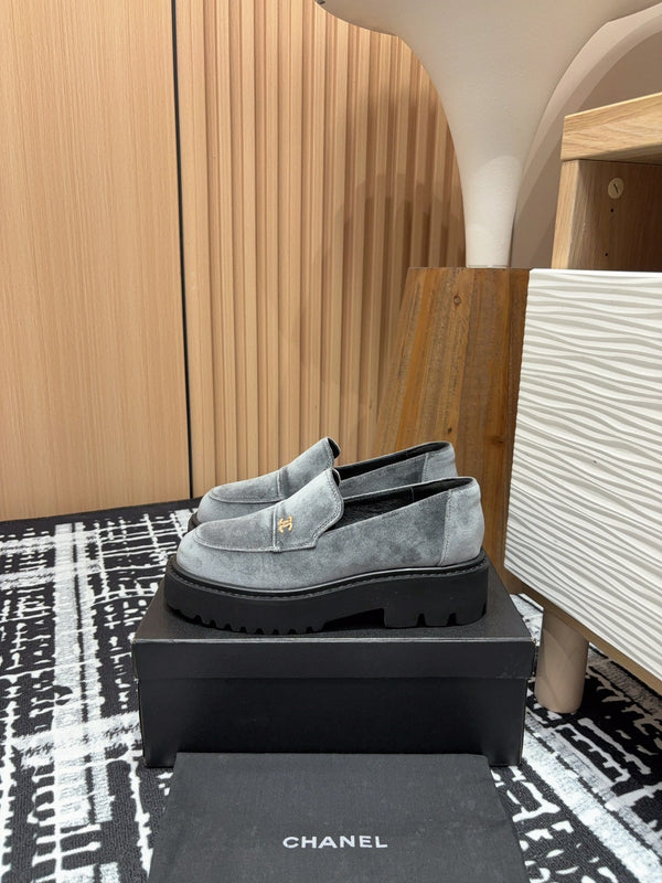 CC LOAFER CON SUOLA SPESSA IN VELLUTO GRIGIO TORTORA