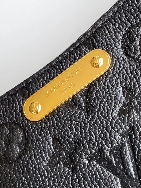 POCHETTE LIV 24 IN PELLE EMPREINTE MONOGRAM NERA HARDWARE ORO