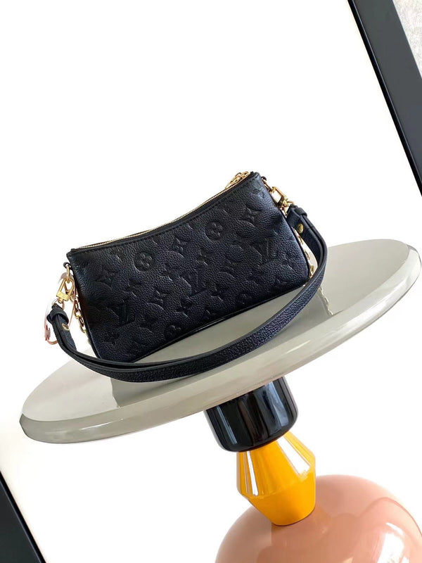 POCHETTE LIV 24 IN PELLE EMPREINTE MONOGRAM NERA HARDWARE ORO