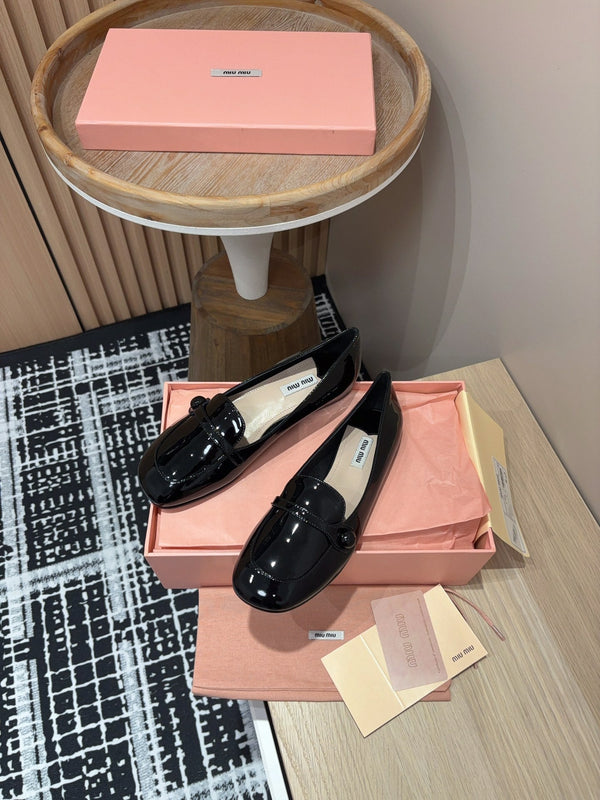 Scarpe basse Miu in pelle di vacchetta nera