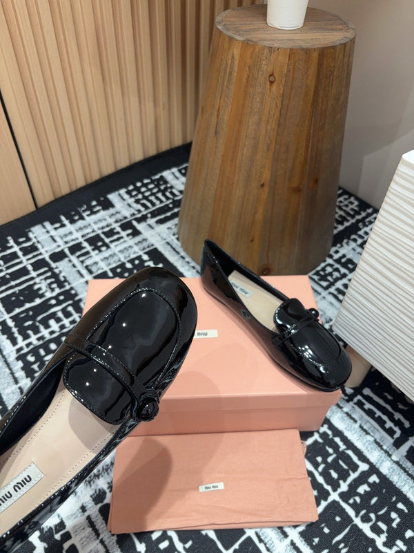 Scarpe basse Miu in pelle di vacchetta nera