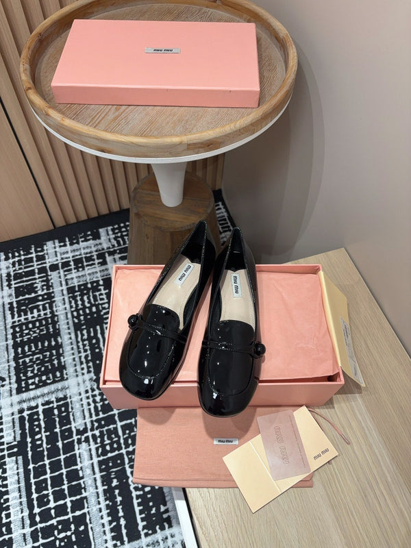 Scarpe basse Miu in pelle di vacchetta nera