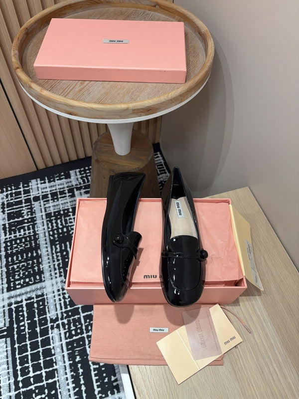 Scarpe basse Miu in pelle di vacchetta nera