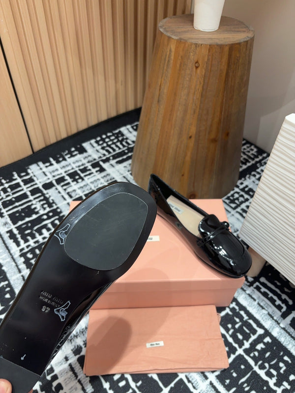 Scarpe basse Miu in pelle di vacchetta nera