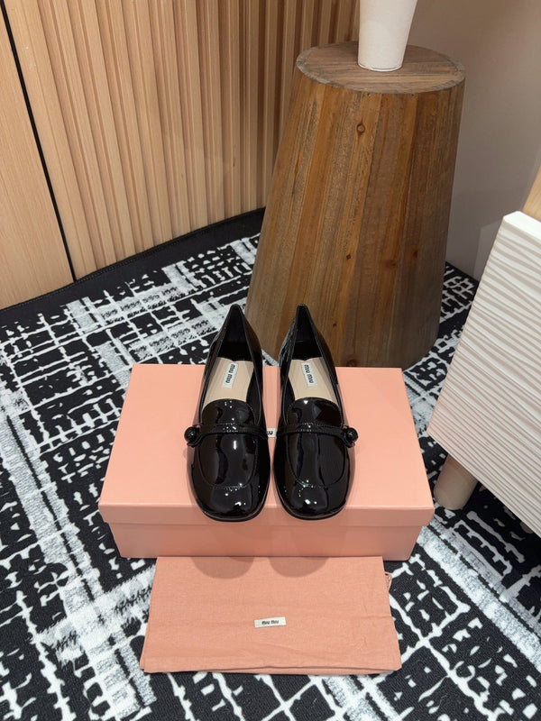 Scarpe basse Miu in pelle di vacchetta nera