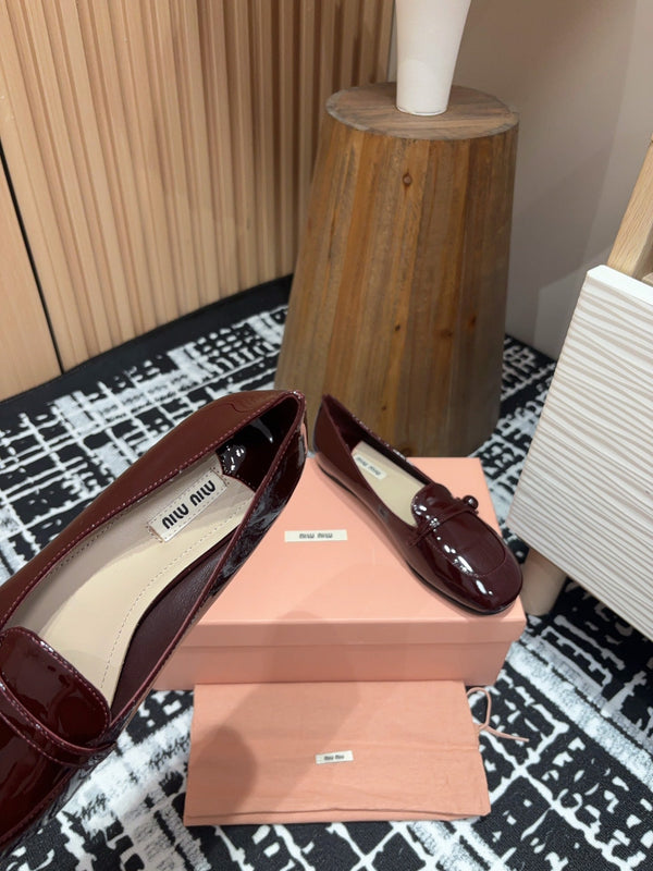 Scarpe basse Miu in pelle di vacchetta rosso scuro