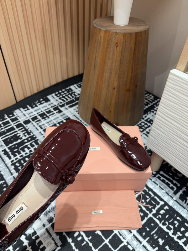 Scarpe basse Miu in pelle di vacchetta rosso scuro