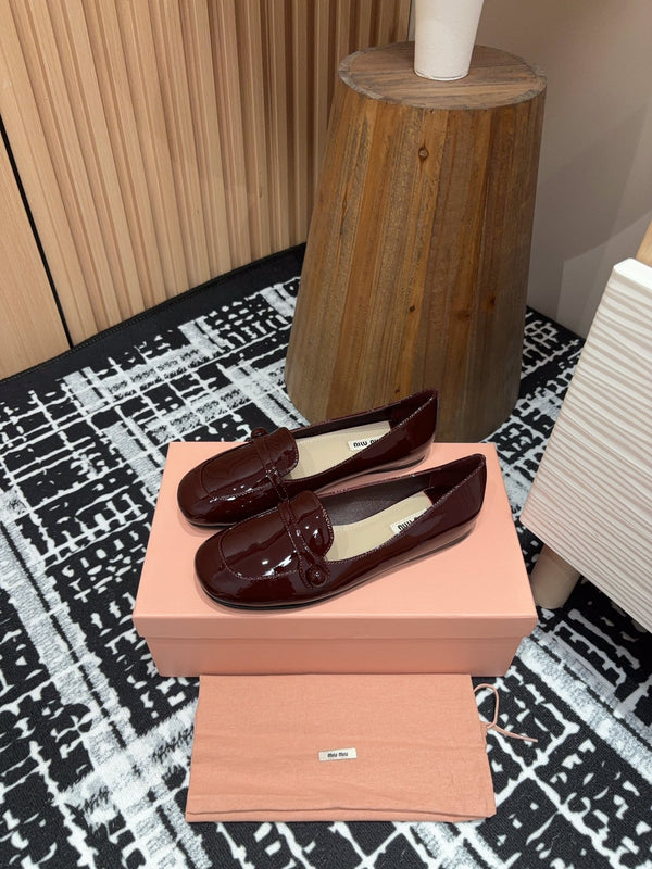 Scarpe basse Miu in pelle di vacchetta rosso scuro