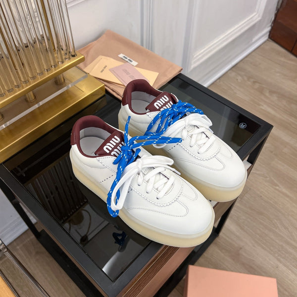 Sneakers Miu bianche con cinturini blu in pelle di mucca