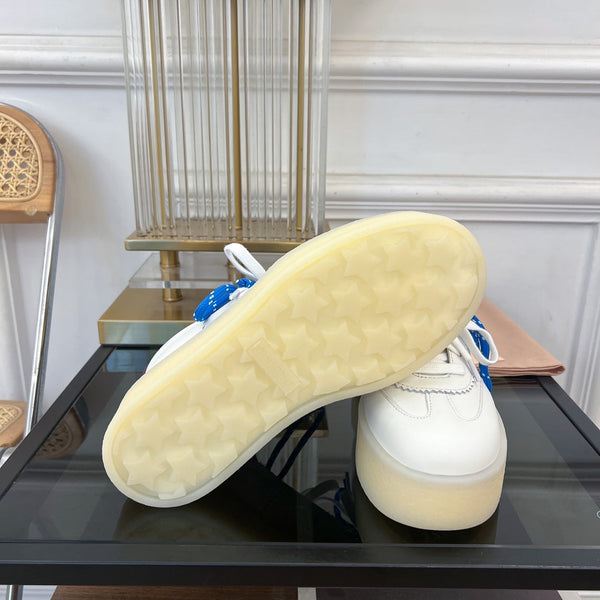 Sneakers Miu bianche con cinturini blu in pelle di mucca