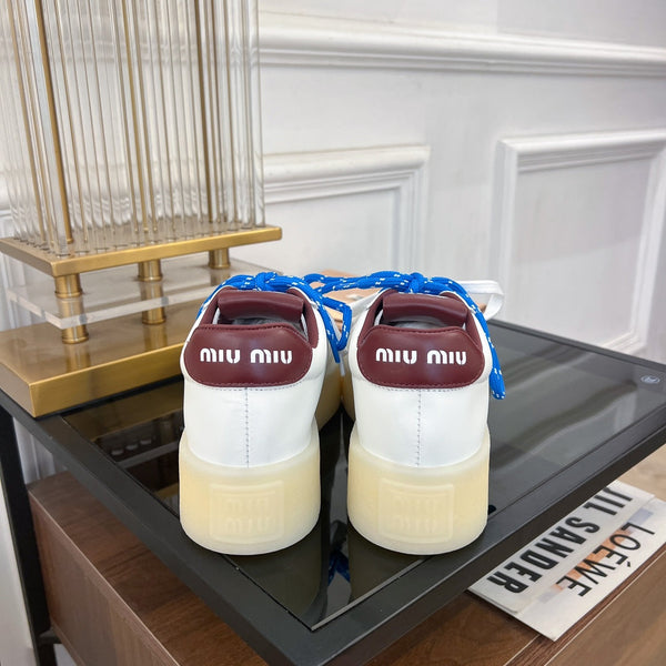 Sneakers Miu bianche con cinturini blu in pelle di mucca