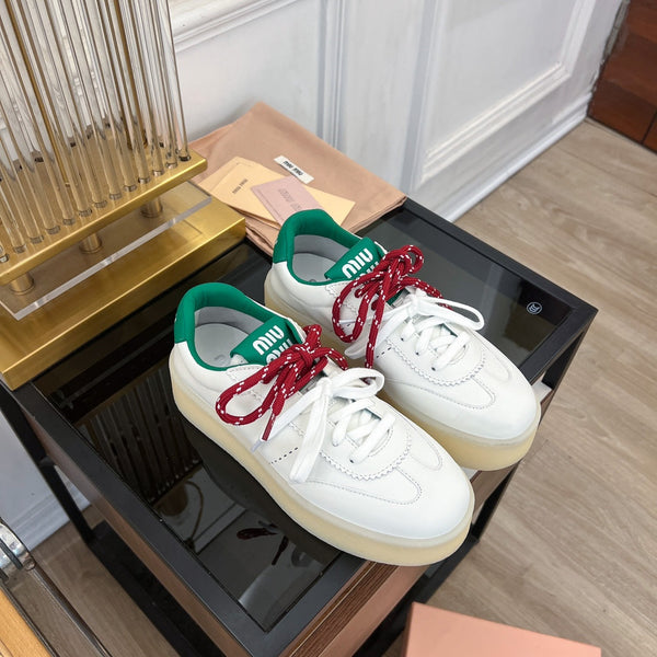 Sneakers Miu bianche in misto pelle di vacchetta con stringhe rosse