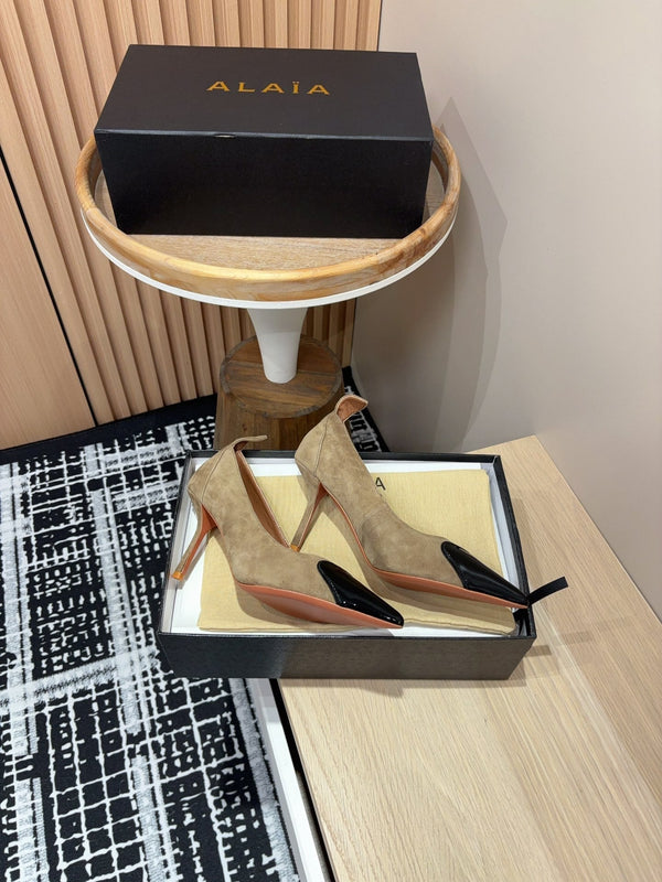 Alaia Pump Coeur 85mm in pelle scamosciata marrone muschio 933080