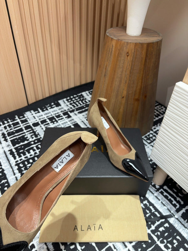 Alaia Pump Coeur 85mm in pelle scamosciata marrone muschio 933080