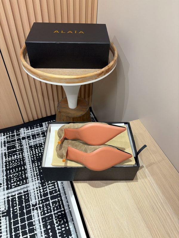 Alaia Pump Coeur 85mm in pelle scamosciata marrone muschio 933080