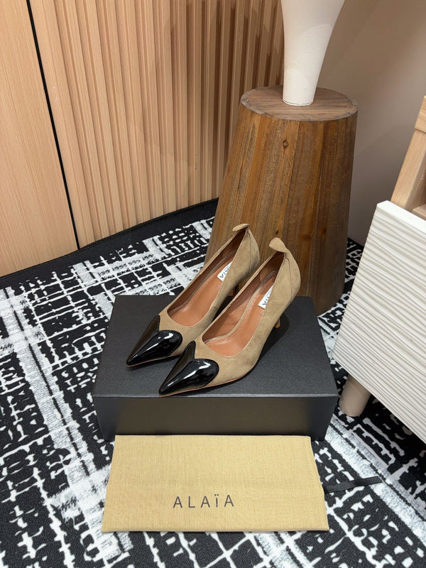 Alaia Pump Coeur 85mm in pelle scamosciata marrone muschio 933080