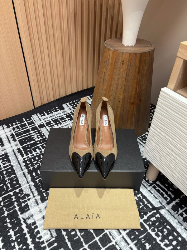 Alaia Pump Coeur 85mm in pelle scamosciata marrone muschio 933080