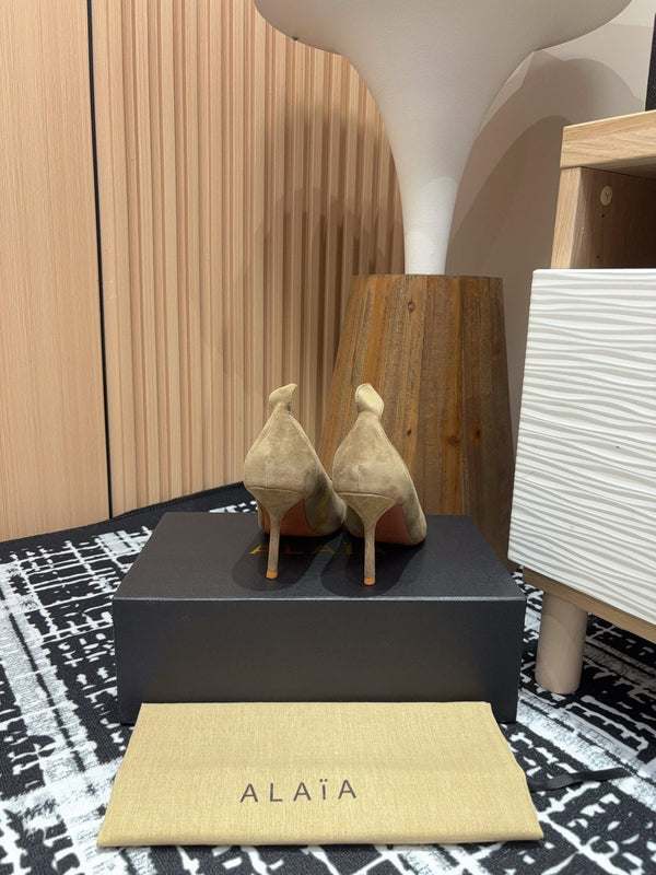 Alaia Pump Coeur 85mm in pelle scamosciata marrone muschio 933080