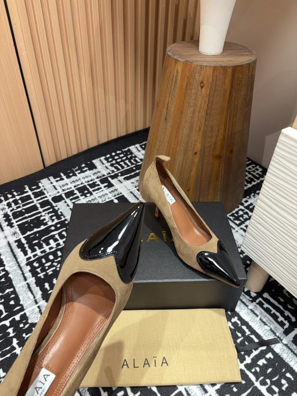 Alaia Pump Coeur 85mm in pelle scamosciata marrone muschio 933080