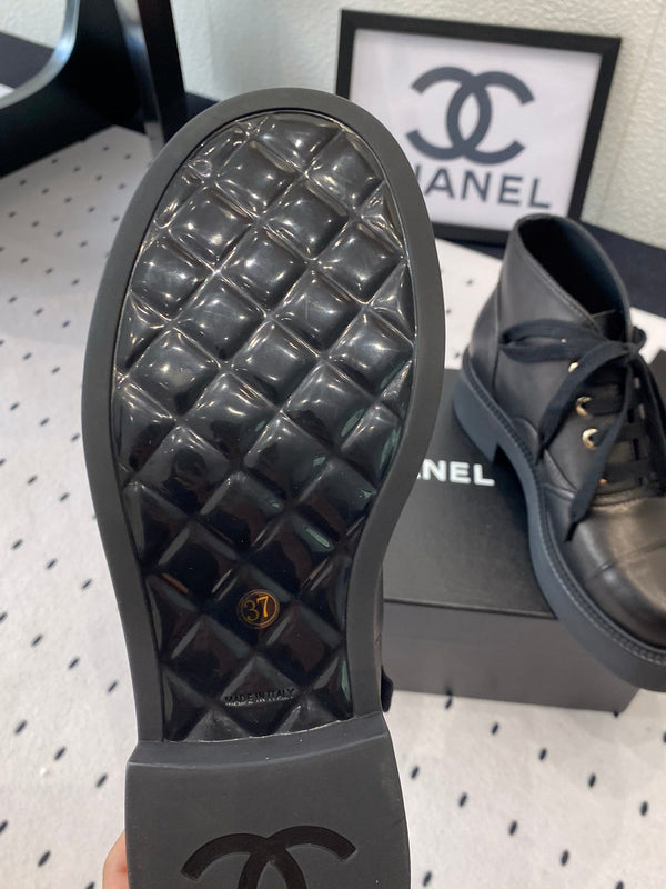 LOW-CUT BOOTS IN BLACK CALFSKIN