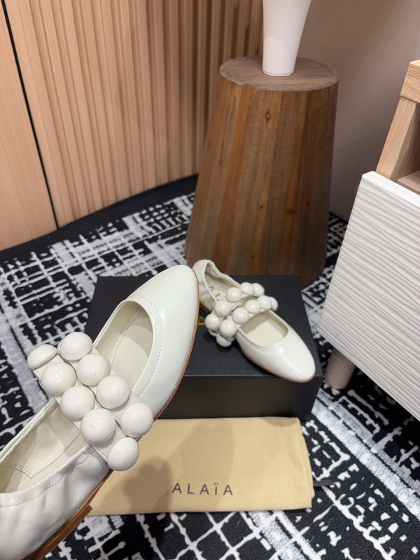 Alaila Sphere Ballet Flats In White Glossy Calfskin 964201