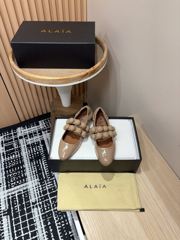 Alaila Sphere Ballet Flats In Beige Glossy Calfskin 964202