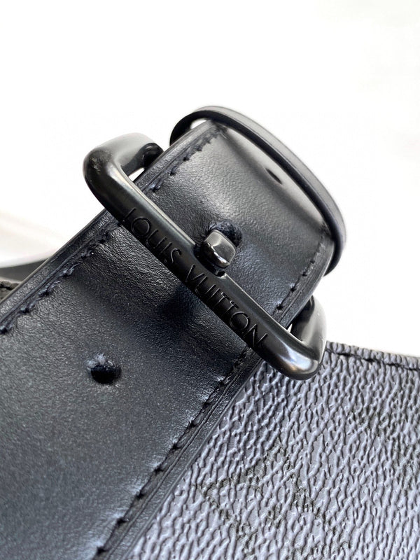 Borsa a tracolla LV Pulse Messenger 26,6 cm in tela nera Monogram Eclipse Reverse