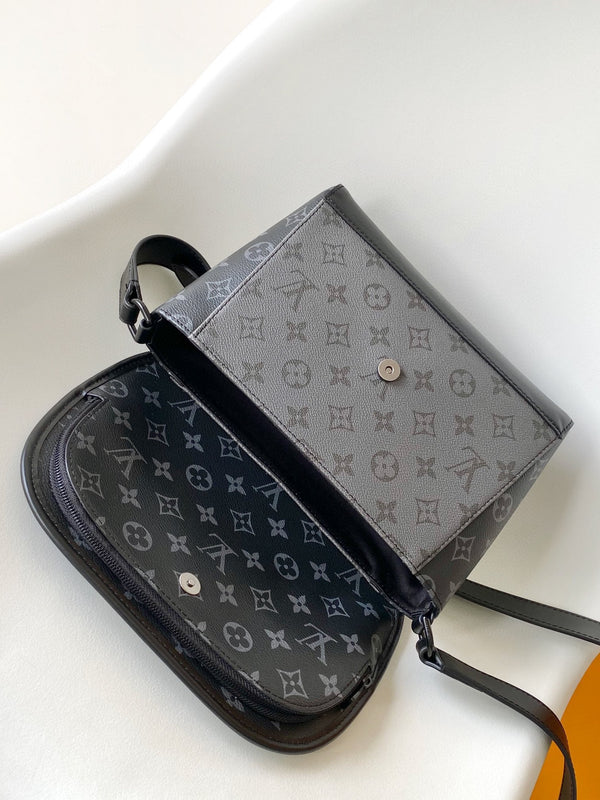 Borsa a tracolla LV Pulse Messenger 26,6 cm in tela nera Monogram Eclipse Reverse