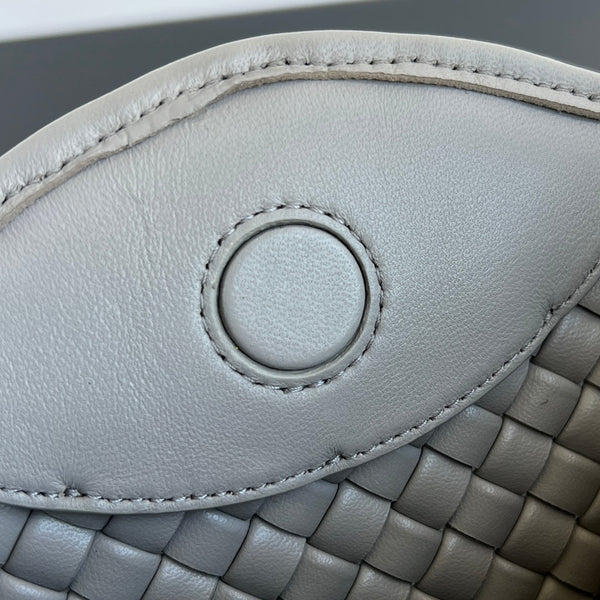 BV Small Cobble Top Handle 23cm Pelle di agnello grigia