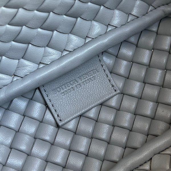 BV Small Cobble Top Handle 23cm Pelle di agnello grigia