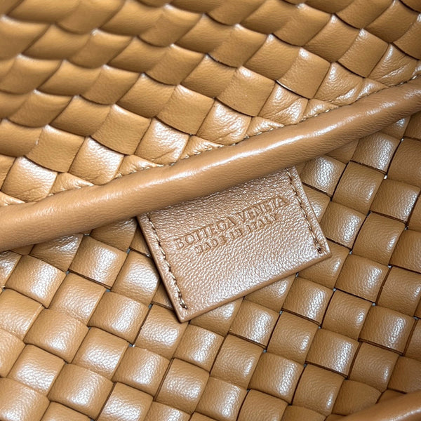 BV Small Cobble Top Handle 23cm Pelle di agnello dorata