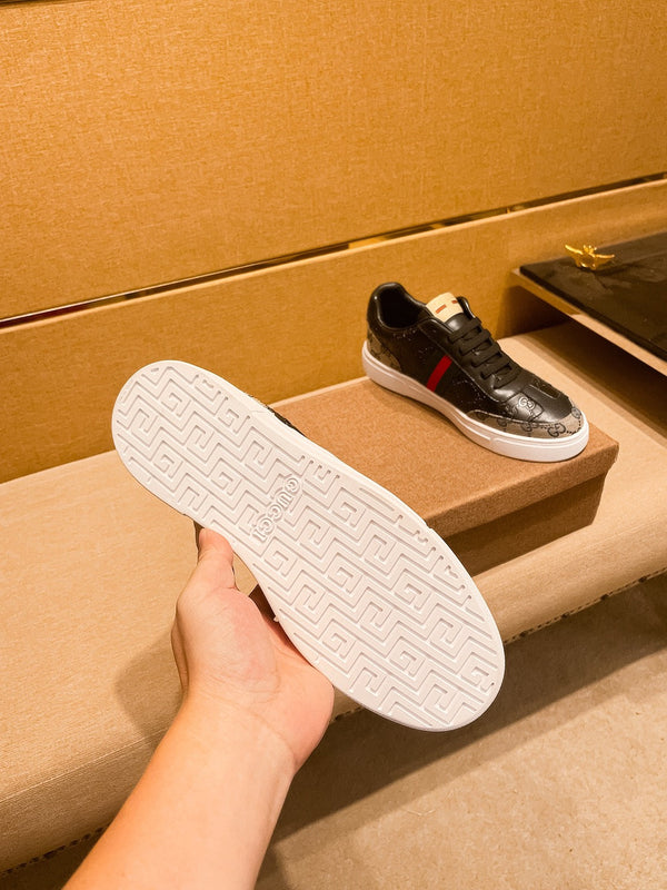 Sneaker GG ACE da uomo in pelle di vacchetta nera 473312