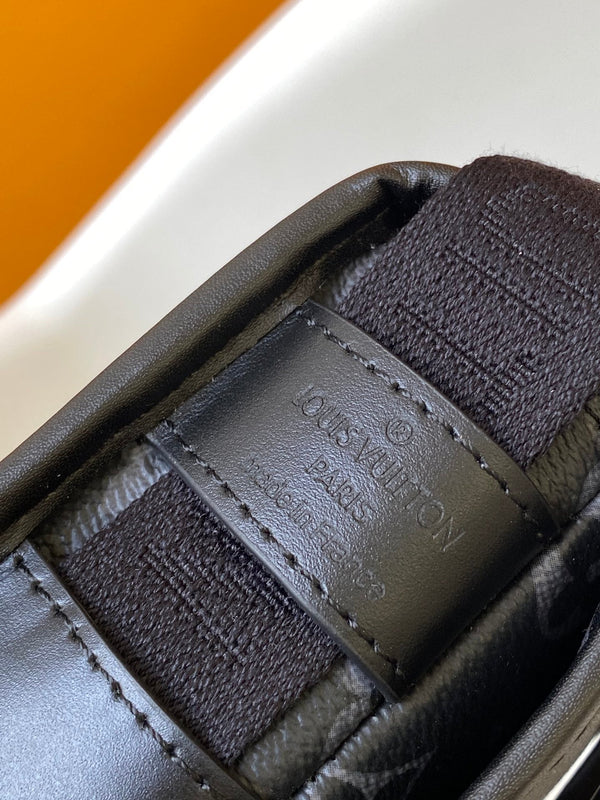 Portafoglio indossabile LV Bosphore 19 cm in tela Monogram Eclipse nera