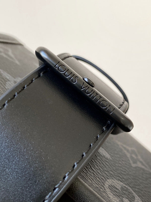 Portafoglio indossabile LV Bosphore 19 cm in tela Monogram Eclipse nera