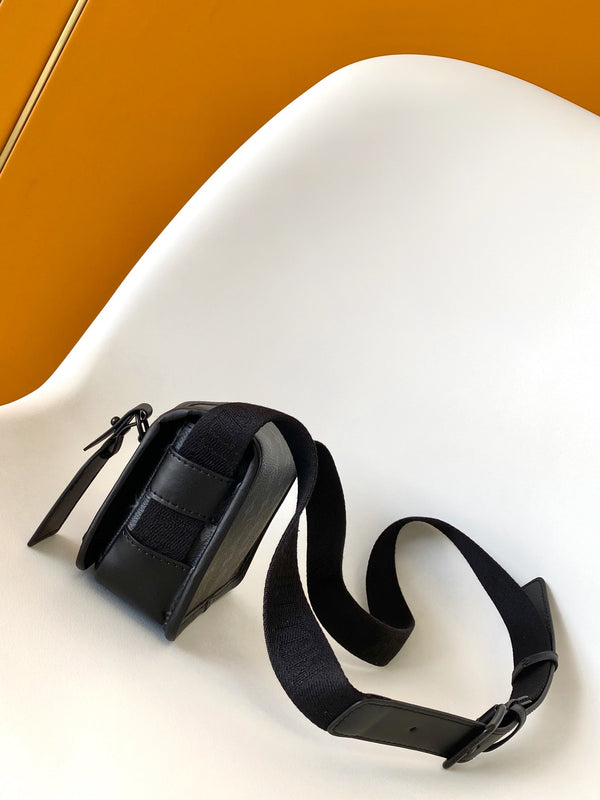 Portafoglio indossabile LV Bosphore 19 cm in tela Monogram Eclipse nera