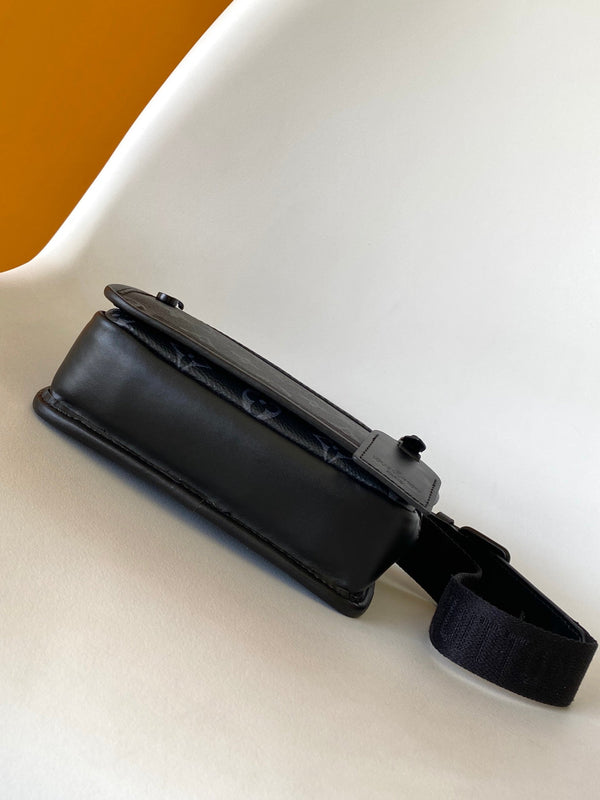 Portafoglio indossabile LV Bosphore 19 cm in tela Monogram Eclipse nera