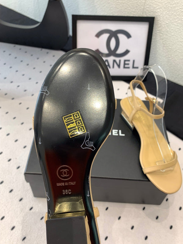 Sandalo CC in pelle di agnello beige scuro 147091