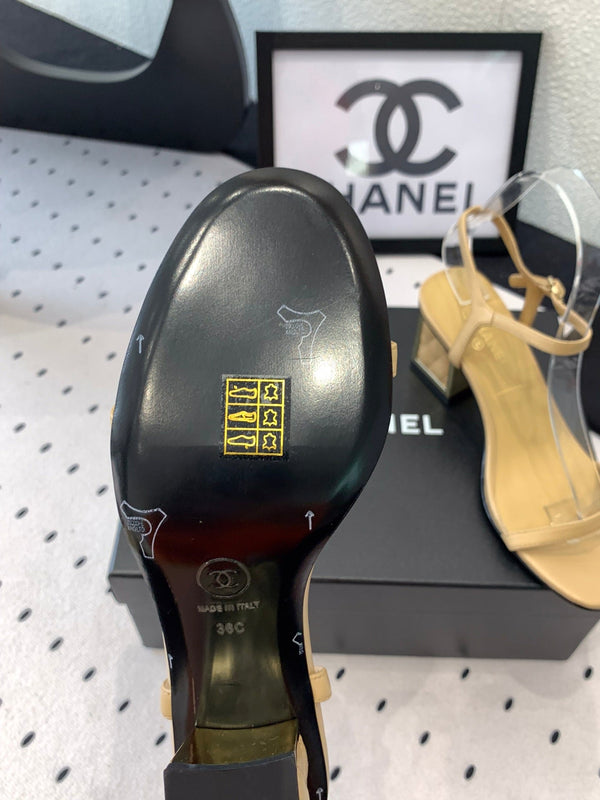 Sandalo CC in pelle di agnello beige scuro 147094