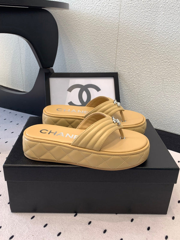 Ciabatte infradito CC in pelle di agnello beige scuro 147050