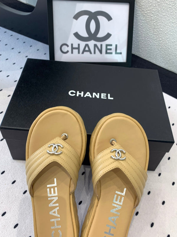 Ciabatte infradito CC in pelle di agnello beige scuro 147050