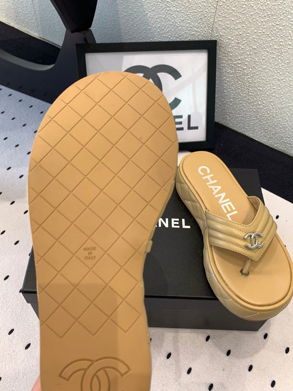 Ciabatte infradito CC in pelle di agnello beige scuro 147050