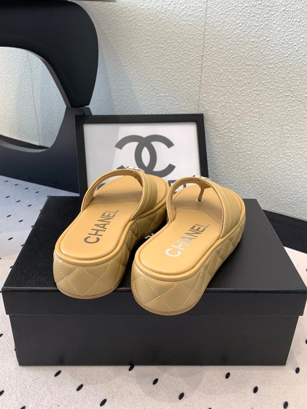 Ciabatte infradito CC in pelle di agnello beige scuro 147050